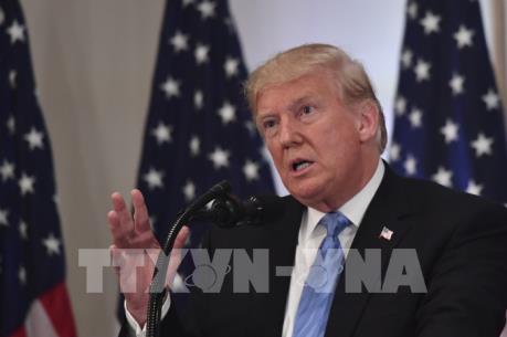 Tổng thống Donald Trump ký dự luật chi tiêu trị giá 854 tỷ USD