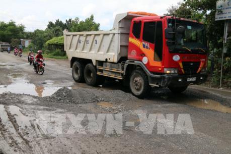 Đường vào khu du lịch Hòn Phụ Tử xuống cấp trầm trọng