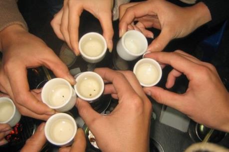 Hàng chục người tử vong do ngộ độc rượu