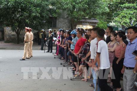 Hơn 100 cảnh sát bao vây đối tượng mang “hàng nóng” cố thủ trong nhà