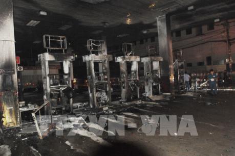 Cháy lớn tại cây xăng,  5 trụ bơm bị thiêu rụi