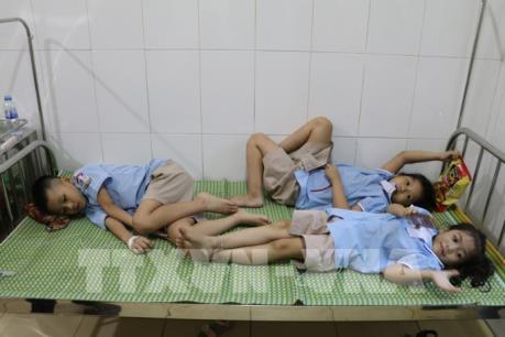 Khoảng 100 học sinh nhập viện nghi do ngộ độc thực phẩm