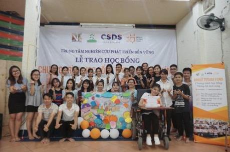 Trao học bổng cho học sinh nghèo vượt khó