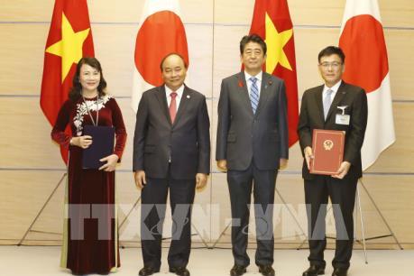 Thủ tướng Nguyễn Xuân Phúc và Thủ tướng Shinzo Abe chứng kiến lễ trao các văn kiện hợp tác