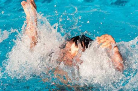 Một trẻ 9 tuổi bị đuối nước trong hồ bơi