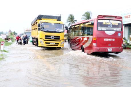 Quốc lộ 1A đoạn giáp ranh Sóc Trăng-Hậu Giang ngập nặng do triều cường