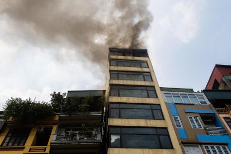 Cháy quán karaoke trên phố Hào Nam, Hà Nội