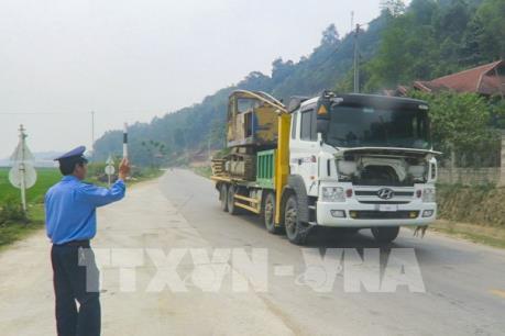 Xe tải vượt trạm cân bất chấp hiệu lệnh của Thanh tra giao thông