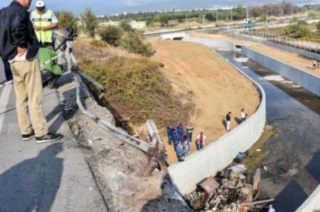 Xe tải lao xuống sông làm 19 người thiệt mạng