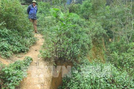 Điện Biên: Rãnh nứt kéo dài hàng trăm mét ở Mường Tỉnh A ngày càng rộng