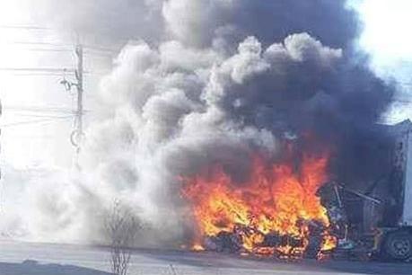 Xe container bất ngờ bốc cháy ngay tại cây xăng