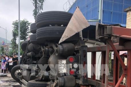 Xe container mất lái đâm vào xe khách khiến 3 người thương vong