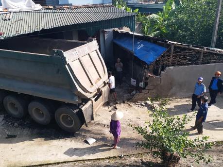 Nghệ An: Xe đầu kéo mất lái đâm sập nhà dân