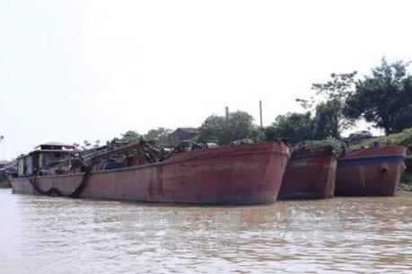 Cát tặc lộng hành trên sông Hồng