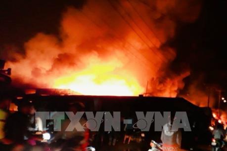 Bất ngờ cháy lớn tại một xưởng sản xuất đồ gỗ ở Đồng Nai