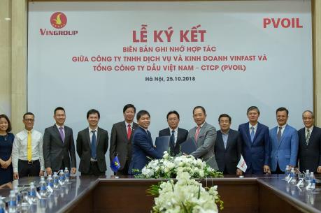 VinFast hợp tác PVOIL triển khai trạm sạc và thuê pin cho xe điện