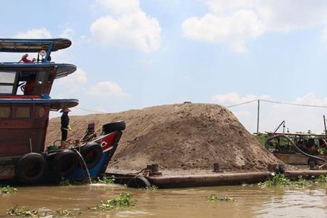 Chìm sà lan chở cát trên sông Hậu, 2 mẹ con tử vong