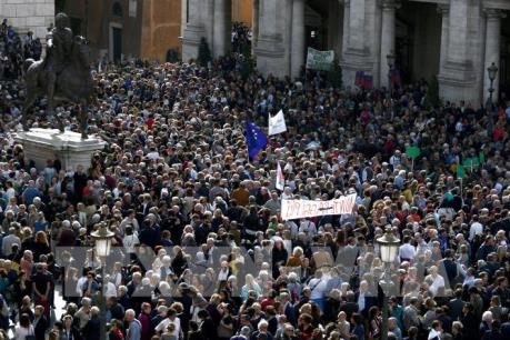 Hàng nghìn người dân Italy tập trung phản đối cơ sở hạ tầng xuống cấp