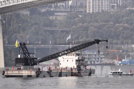 Tai nạn xe buýt trên cầu bắc qua sông: Nhiều người thương vong