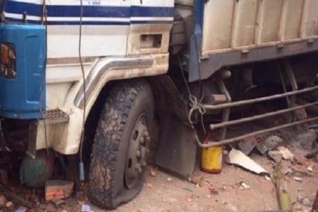  Xe tải chở cà phê tông sập cầu tạm