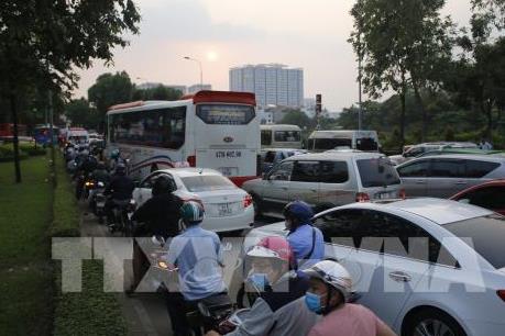 Ùn tắc kéo dài tại cầu Phú Cường bắc qua sông Sài Gòn 