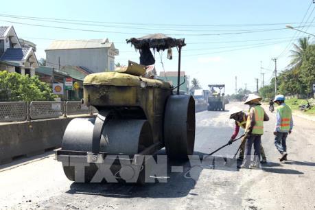 Khắc phục hư hỏng mặt đường quốc lộ 1 đoạn đi qua Bình Định