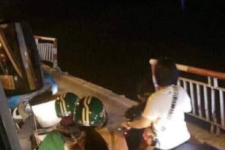 Ô tô mất lái húc đổ lan can cầu Chương Dương lao xuống sông Hồng