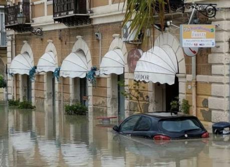Italy: Mưa bão hoành hành gây thiệt hại lớn về người và vật chất