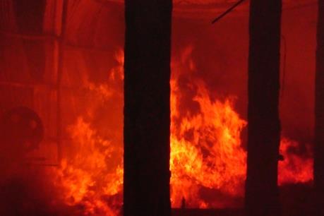 Cháy công ty gỗ trong đêm