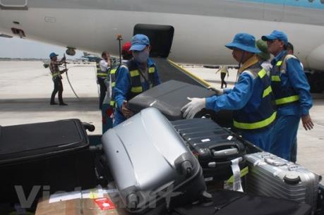 Sa thải 2 nhân viên bốc xếp tại sân bay Tân Sơn Nhất