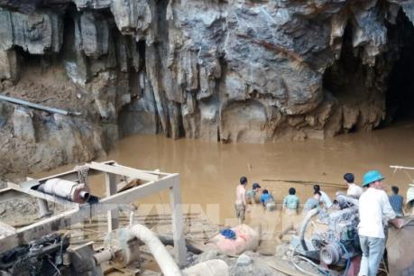 Vụ sập hang khai thác vàng ở Hòa Bình: Đưa máy xúc vào hang cứu nạn