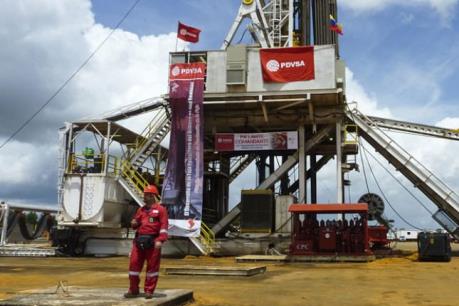 Khai thác dầu thô của Venezueala "rơi tự do"
