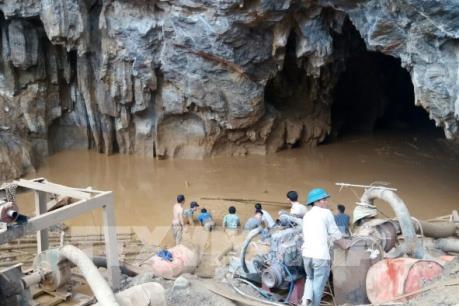 Đưa thêm máy xúc vào hang tìm kiếm nạn nhân vụ sập hang khai thác vàng