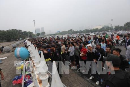 Cổ động viên chen chúc chờ mua vé xem AFF Cup 2018