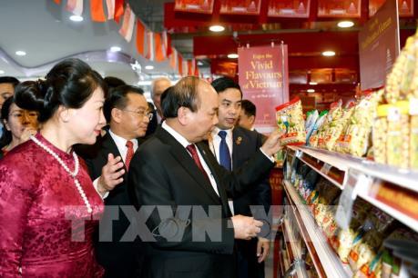 Thủ tướng Nguyễn Xuân Phúc dự Khai trương Tuần lễ hàng Việt Nam tại Singapore