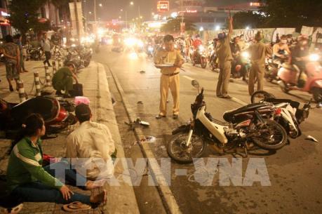 Ô tô đâm hàng loạt xe máy, nhiều người thương vong