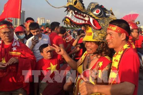 Người hâm mộ "truyền lửa" cho thầy trò huấn luyện viên Park Hang Seo