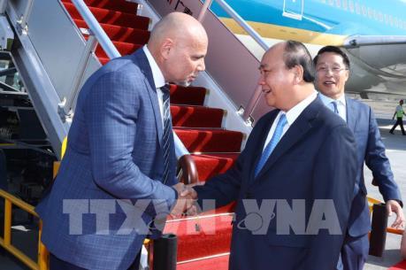 Thủ tướng Nguyễn Xuân Phúc đến Papua New Guinea bắt đầu chương trình dự APEC 26