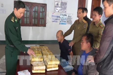 Bắt hai đối tượng vận chuyển 210.000 viên ma túy tổng hợp