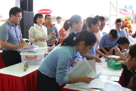 Bàn giao giấy chứng nhận quyền sử dụng đất dự án Phú Hồng Thịnh 9, 10