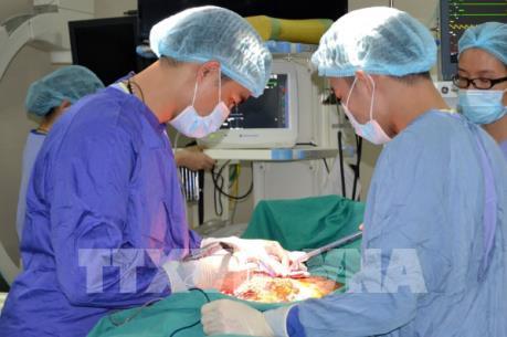 Cấp cứu bệnh nhân bị máy bóc vỏ gỗ lóc mảng da lớn trên cơ thể