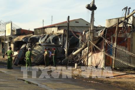 Cháy xe bồn, 6 người thiệt mạng, 15 căn nhà bị thiêu rụi