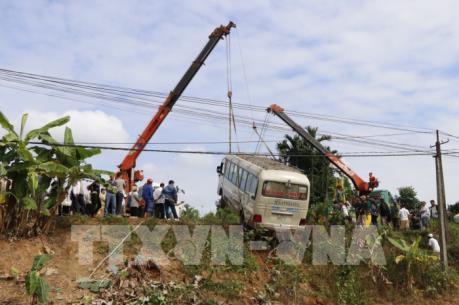 Xe khách mất lái lao xuống ruộng
