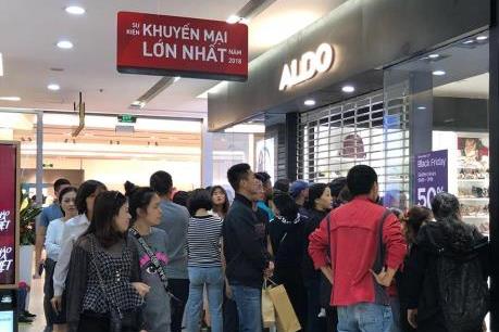 Người dân đổ về các điểm mua sắm dịp Black Friday
