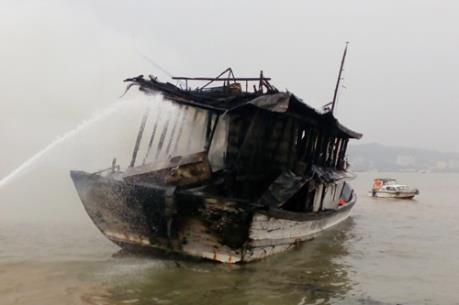 Lửa lớn thiêu rụi một tàu chở khách tuyến Vân Đồn - Cô Tô