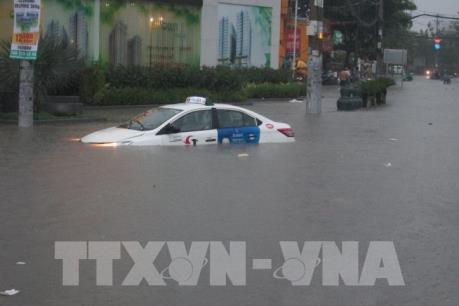 Tp. Hồ Chí Minh vẫn còn nhiều nơi ngập nặng, giao thông ùn tắc