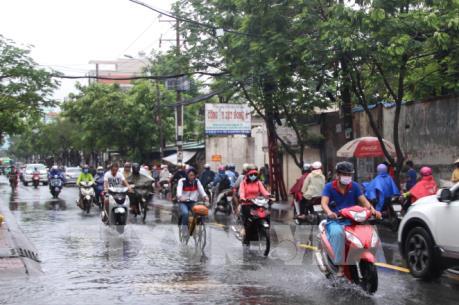 Thành phố Hồ Chí Minh: Nhiều khu vực nước vẫn ngập quá đầu gối