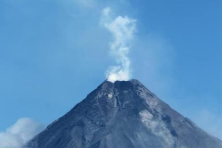 Núi lửa Mayon ở Philippines tiếp tục phun tro bụi