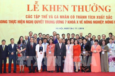 Thủ tướng Nguyễn Xuân Phúc trao thưởng về tam nông