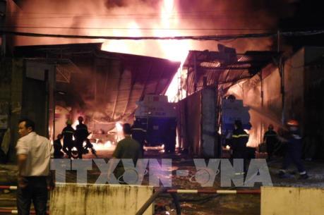 Điều tra nguyên nhân vụ cháy tại kho chứa xăng dầu và gara ở Nha Trang